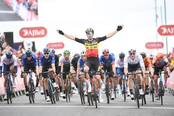 tung cu nuoc rut than toc wout van aert vuot mat ethan hayter gianh chien thang chung cuoc hinh 1