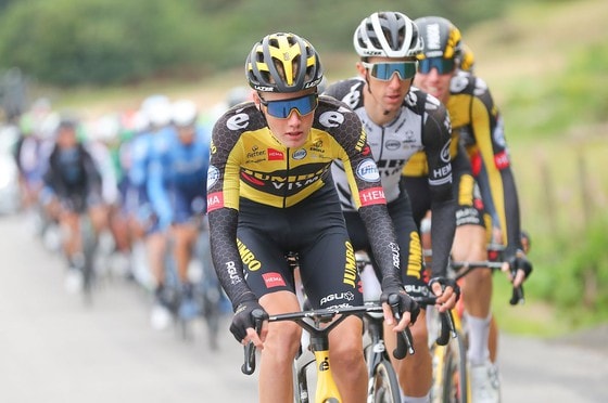 tung cu nuoc rut than toc wout van aert vuot mat ethan hayter gianh chien thang chung cuoc hinh 2