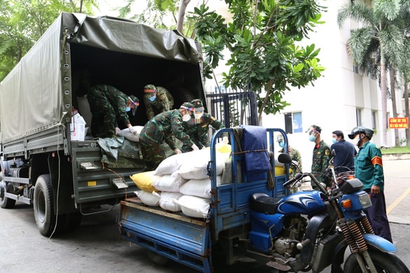bo tu lenh vung 1 trao tang 20 tan gao cho nguoi dan tp hcm hinh 1