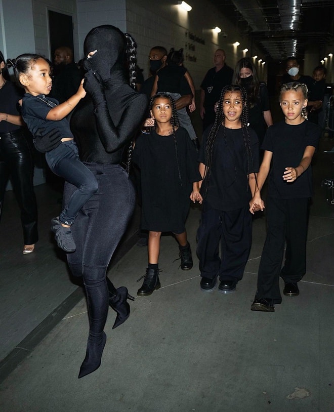 kim kardashian tiep tuc dien thiet ke trum kin o met gala 2021 khien dan tinh ngan ngam hinh 3