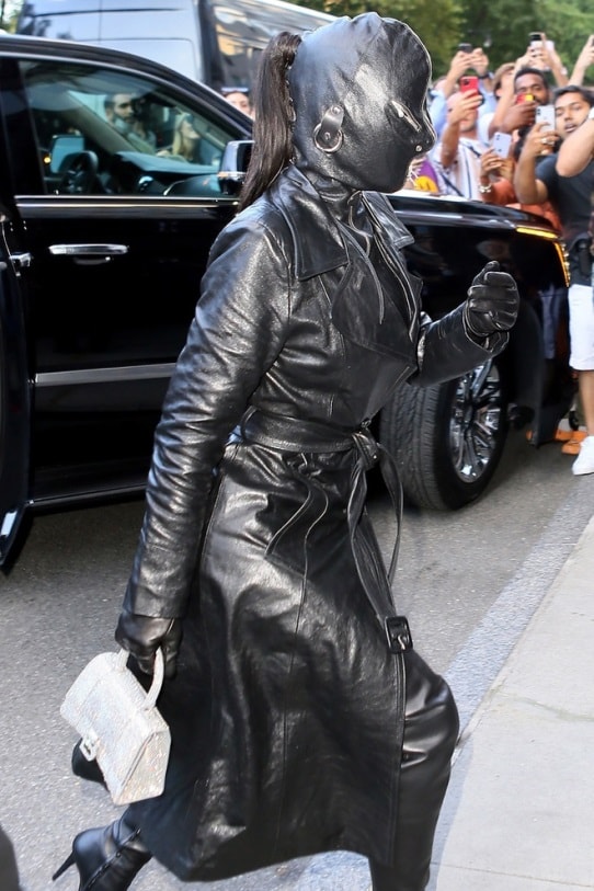kim kardashian tiep tuc dien thiet ke trum kin o met gala 2021 khien dan tinh ngan ngam hinh 2