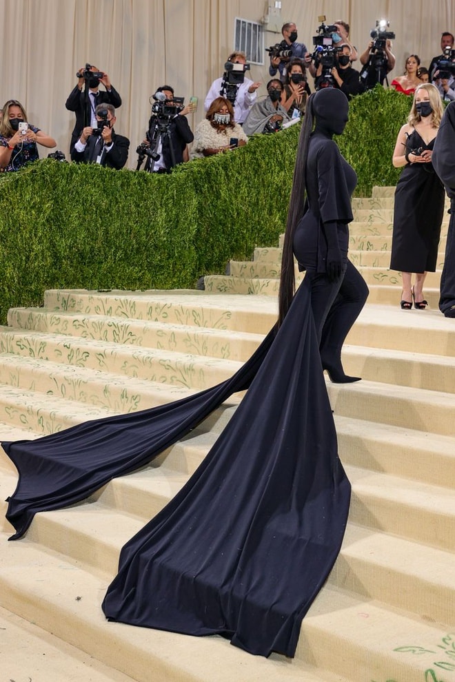kim kardashian tiep tuc dien thiet ke trum kin o met gala 2021 khien dan tinh ngan ngam hinh 1