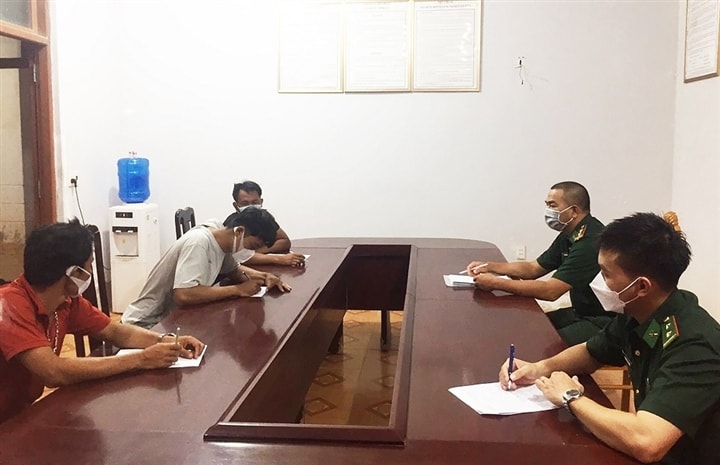 quang binh phat hien 6 ngu dan tron cach ly xa hoi ra khoi danh ca hinh 2