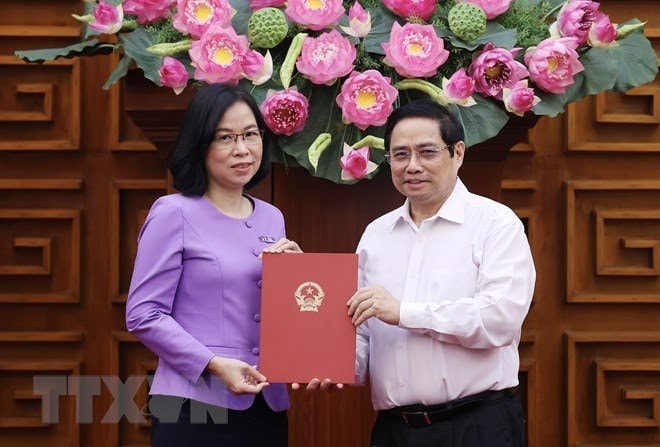 thu tuong trao quyet dinh bo nhiem ba vu viet trang giu chuc tong giam doc ttxvn hinh 1