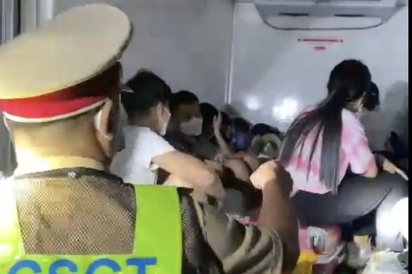 vu 15 nguoi trong thung xe dong lanh may ma duoc ra ngoai kip thoi hinh 1