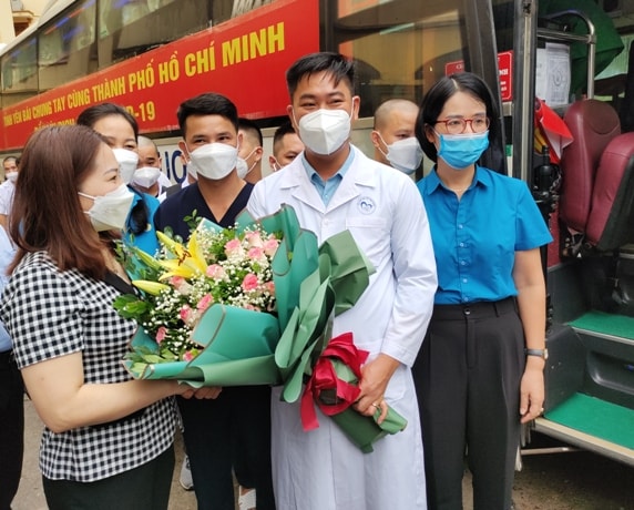yen bai tiep tuc cu 40 can bo y te len duong ho tro tp ho chi minh chong dich hinh 2