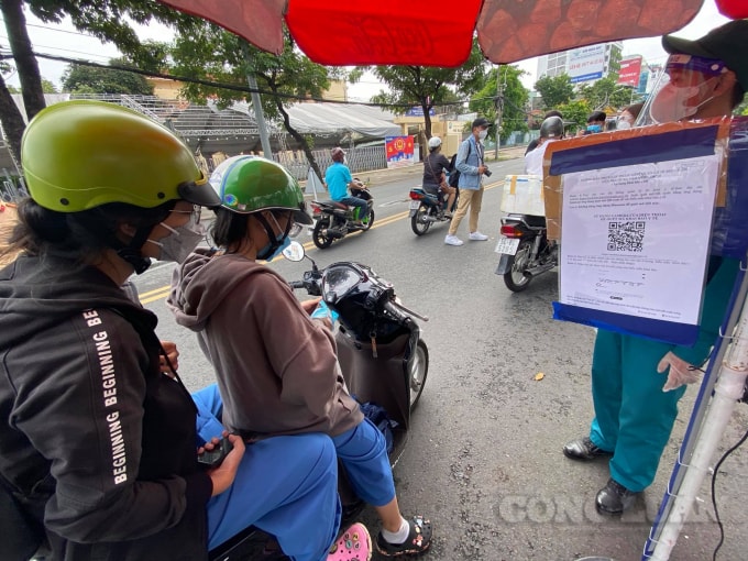 ha noi nguoi dan su dung ma qr qua chot kiem soat dich the nao hinh 1