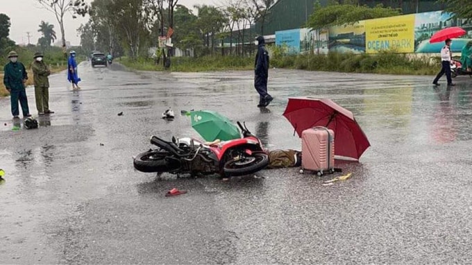 ha noi phat hien doi nam nu ngoi tren xe may tu vong nghi bi set danh hinh 1