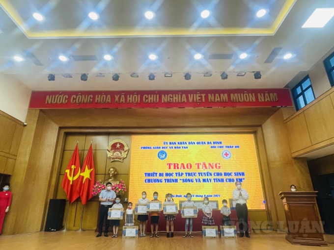 ha noi quan ba dinh trao tang 165 bo thiet bi hoc tap truc tuyen cho hoc sinh kho khan hinh 1