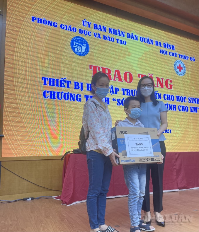 ha noi quan ba dinh trao tang 165 bo thiet bi hoc tap truc tuyen cho hoc sinh kho khan hinh 2
