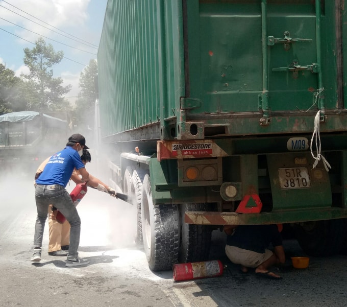 csgt ho tro cuu hoa chiec xe container chay lop do troi nang nong hinh 1