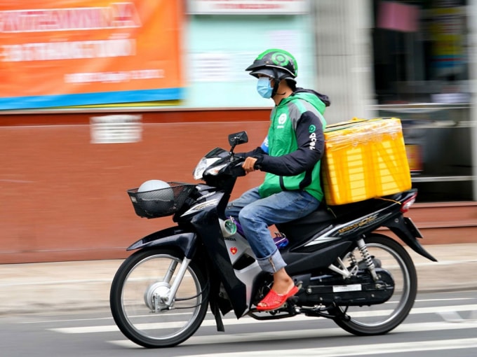 ha noi shipper nhan vien giao do an duoc hoat dong tro lai tai vung xanh hinh 1