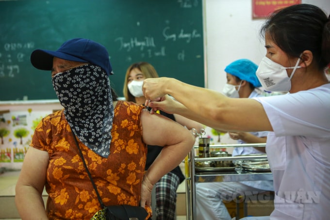 ha noi van co nhung diem tiem vac xin covid 19 chua dam bao khoang cach an toan hinh 14