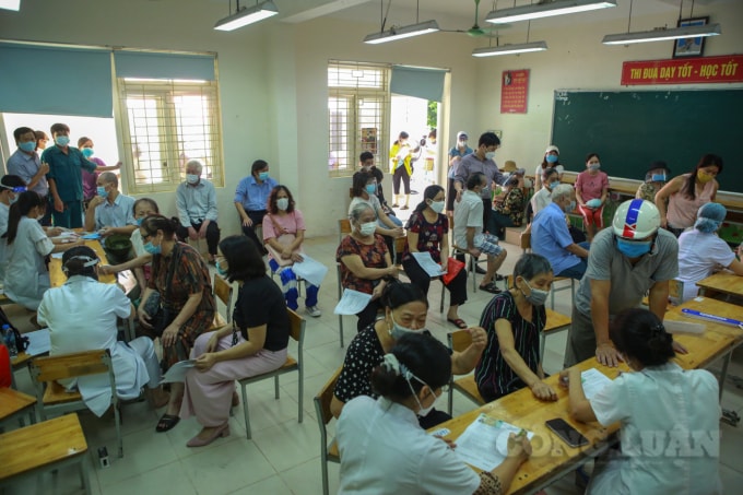 ha noi van co nhung diem tiem vac xin covid 19 chua dam bao khoang cach an toan hinh 11