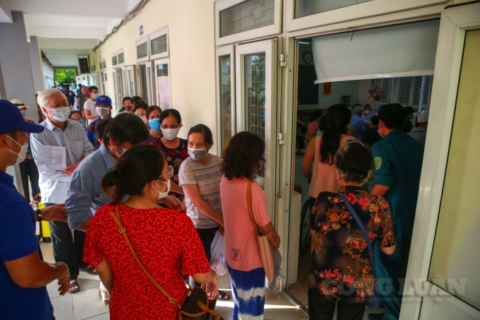 ha noi van co nhung diem tiem vac xin covid 19 chua dam bao khoang cach an toan hinh 6