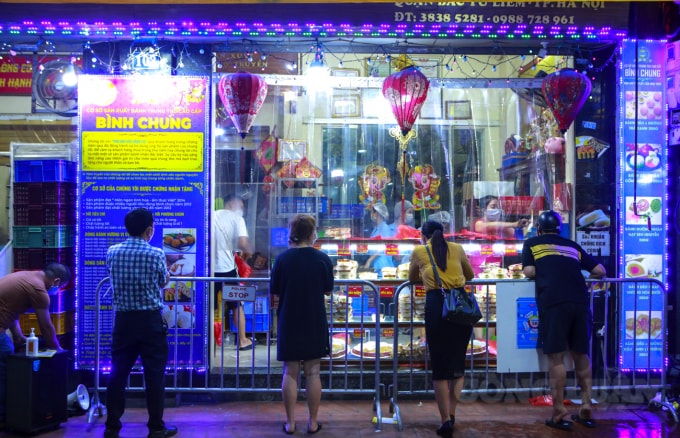 ha noi duoc noi long o vung xanh nguoi dan xep hang dai mua banh trung thu hinh 1