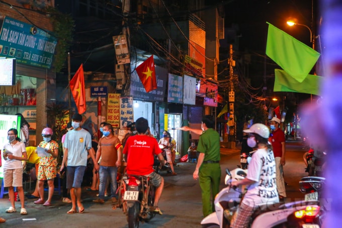 ha noi duoc noi long o vung xanh nguoi dan xep hang dai mua banh trung thu hinh 9