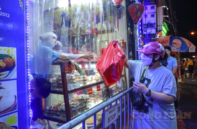 ha noi duoc noi long o vung xanh nguoi dan xep hang dai mua banh trung thu hinh 8