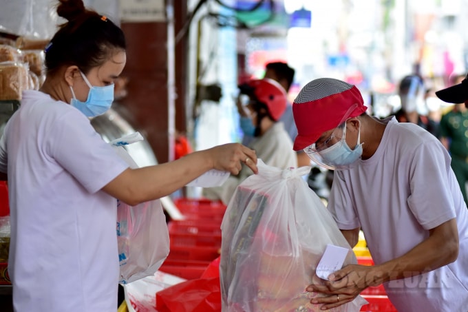 tp hcm nhieu nguoi xep hang cho ca tieng de mua banh trung thu hinh 8