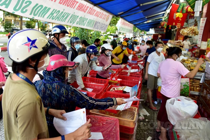 tp hcm nhieu nguoi xep hang cho ca tieng de mua banh trung thu hinh 3