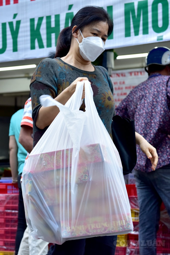 tp hcm nhieu nguoi xep hang cho ca tieng de mua banh trung thu hinh 11