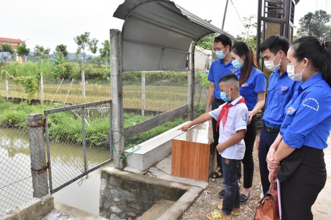 tang giay khen cho nam sinh lop 4 dung cam cuu nguoi duoi nuoc hinh 2