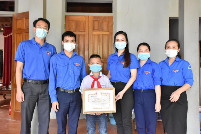 tang giay khen cho nam sinh lop 4 dung cam cuu nguoi duoi nuoc hinh 4