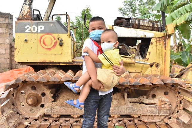 tang giay khen cho nam sinh lop 4 dung cam cuu nguoi duoi nuoc hinh 1