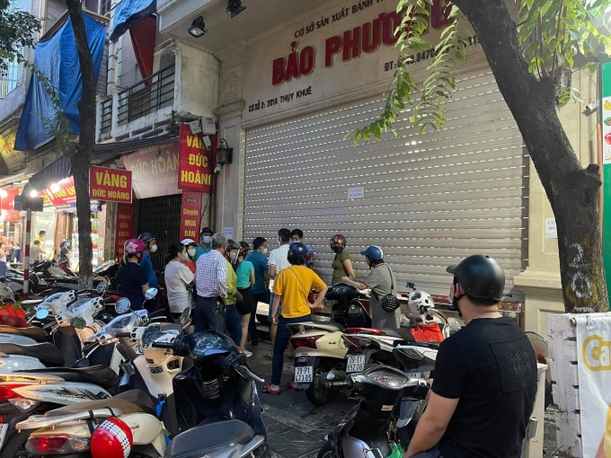 bao phuong nghi choi nguoi dan van rong ran xep hang nhu chua he co dich hinh 1