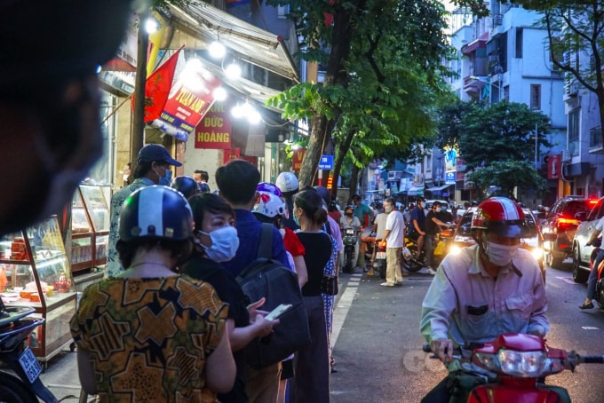bao phuong nghi choi nguoi dan van rong ran xep hang nhu chua he co dich hinh 2