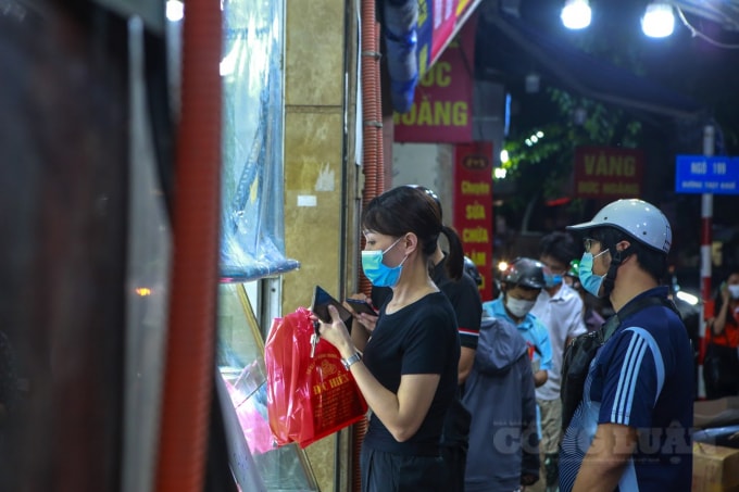 bao phuong nghi choi nguoi dan van rong ran xep hang nhu chua he co dich hinh 5