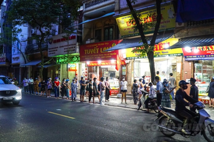 bao phuong nghi choi nguoi dan van rong ran xep hang nhu chua he co dich hinh 3