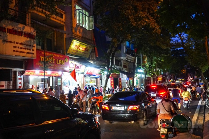 bao phuong nghi choi nguoi dan van rong ran xep hang nhu chua he co dich hinh 9