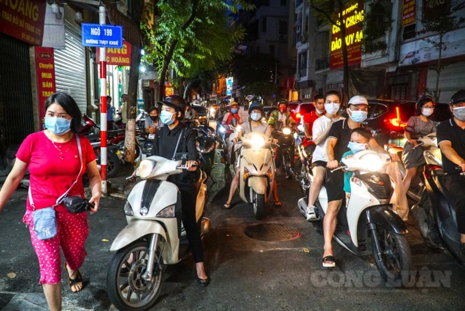 bao phuong nghi choi nguoi dan van rong ran xep hang nhu chua he co dich hinh 10