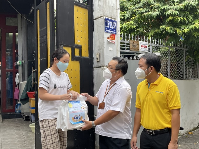nam a bank mang qua trung thu y nghia den tre em vung dich hinh 2