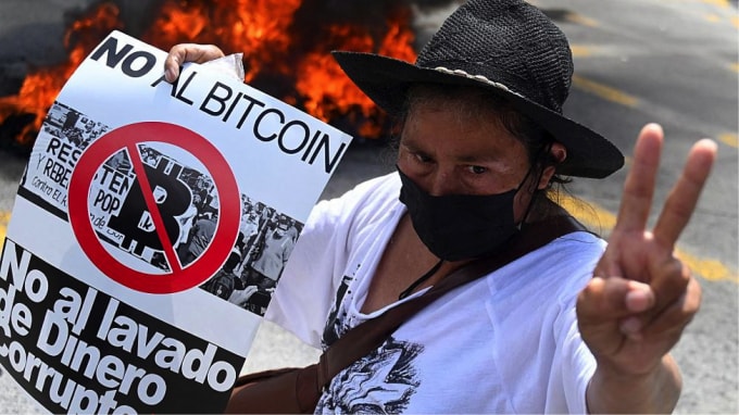 nguoi dan el salvador bieu tinh phan doi bitcoin dot cay atm hinh 2