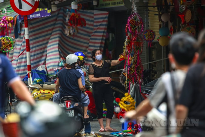 sau nhieu ngay vang lang pho hang ma bat ngo dong khach mua do trung thu hinh 2