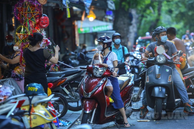 sau nhieu ngay vang lang pho hang ma bat ngo dong khach mua do trung thu hinh 3