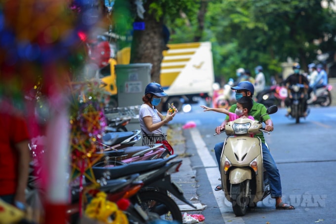 sau nhieu ngay vang lang pho hang ma bat ngo dong khach mua do trung thu hinh 9