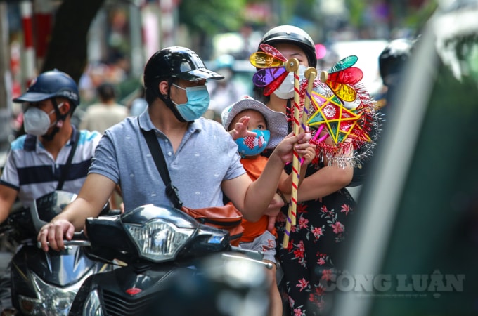 sau nhieu ngay vang lang pho hang ma bat ngo dong khach mua do trung thu hinh 8