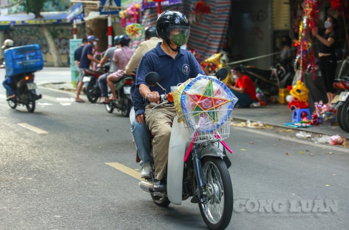 sau nhieu ngay vang lang pho hang ma bat ngo dong khach mua do trung thu hinh 13
