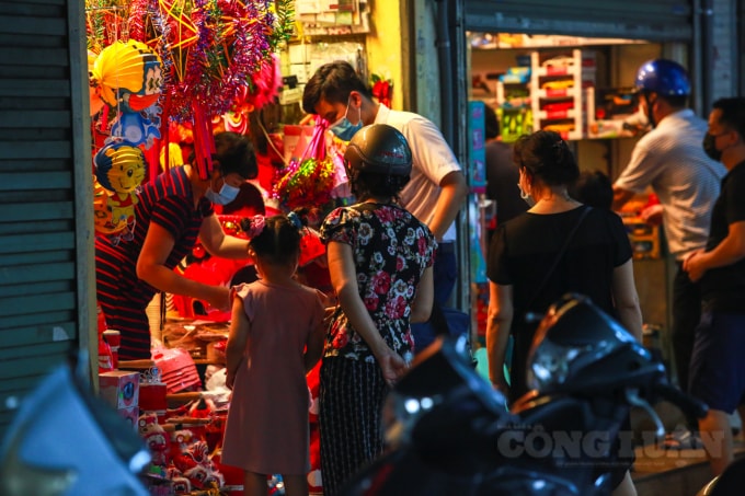 sau nhieu ngay vang lang pho hang ma bat ngo dong khach mua do trung thu hinh 10