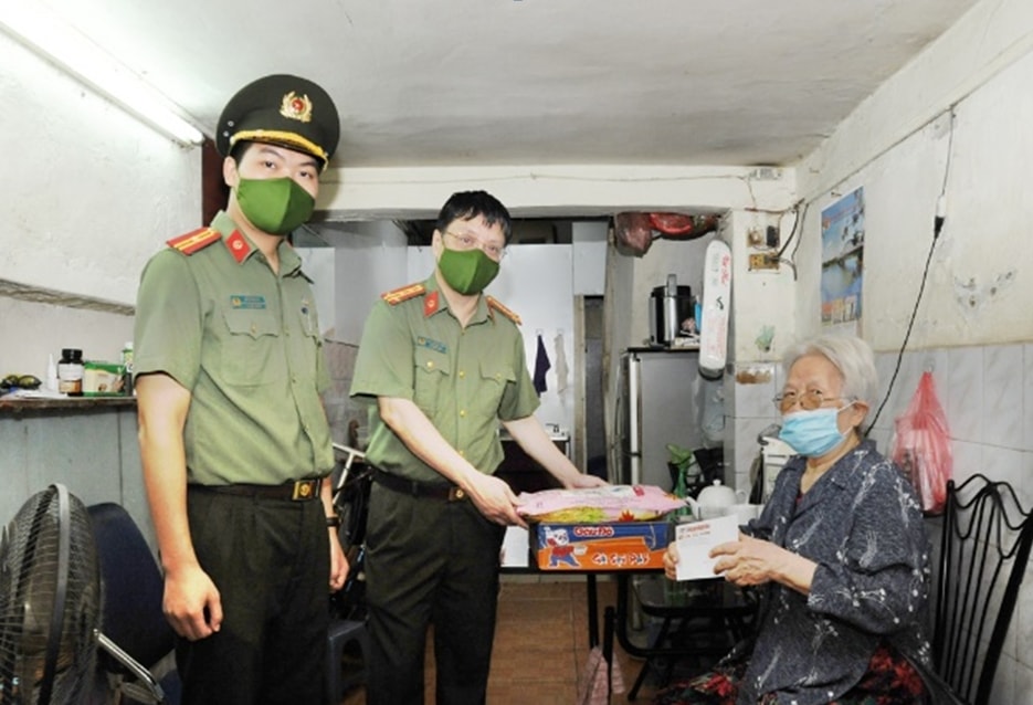 lan toa nhung tam long nhan ai de cung nhau vuot qua dai dich hinh 1
