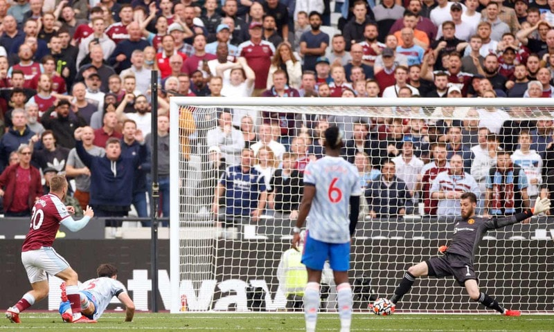 lingard va ronaldo toa sang giup man utd loi nguoc dong ha west ham 2 1 o premier league hinh 1
