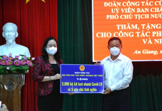 pho chu tich nuoc tham dong vien trao qua ho tro cong tac phong chong dich benh covid 19 tai an giang hinh 1