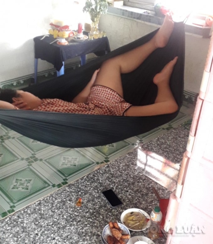 be 14 tuoi mo coi ba me ong ba ngoai vi covid 19 dem thuc giac oa khoc thay trong nha chi con minh con hinh 4