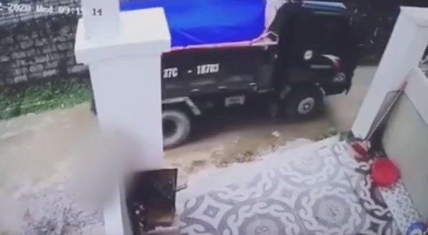 ha tinh bo lui xe tai de trung khien con trai 2 tuoi tu vong hinh 1