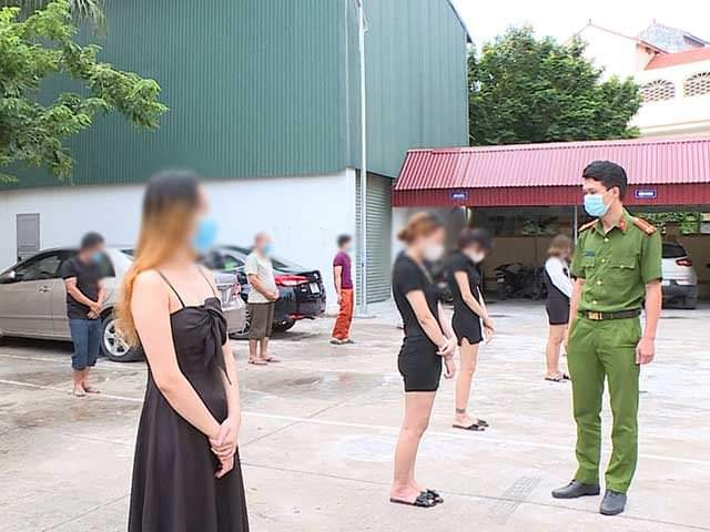 hung yen 14 nam thanh nien tu tap trong quan karaoke giua mua dich bi phat nang hinh 1
