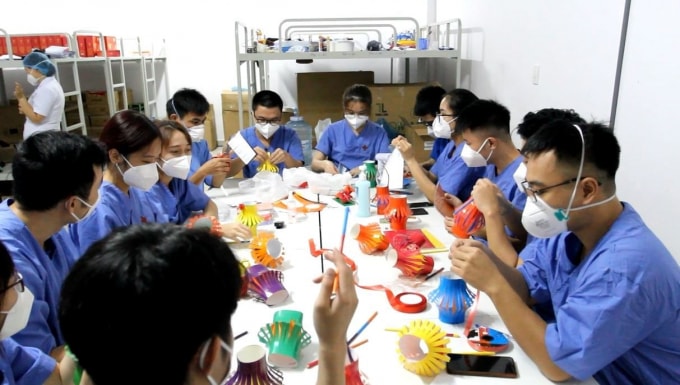 y bac si tinh nguyen chuan bi trung thu cho cac em nho mac covid 19 hinh 1