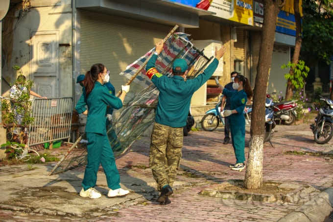 ha noi dong loat go bo cac chot chan ngan nguoi dan luu thong trong thoi gian gian cach hinh 6